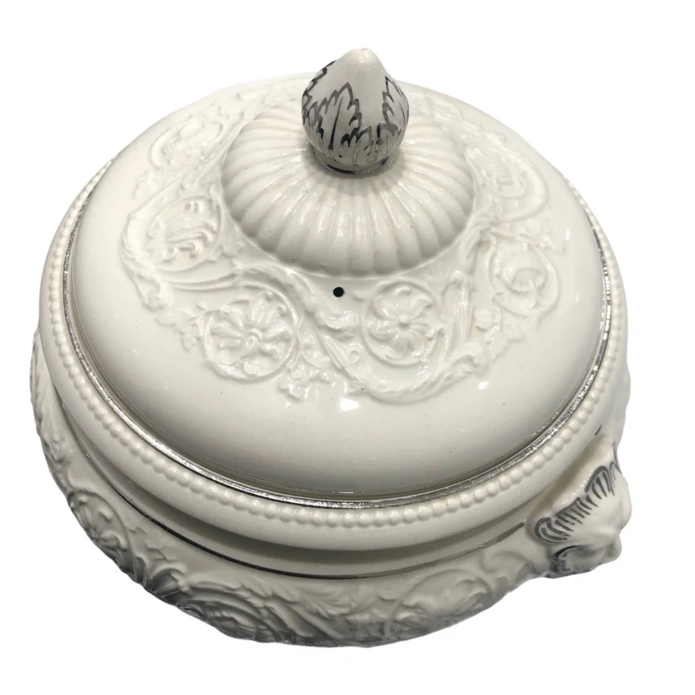 VINTAGE WEDGWOOD ETRURIA ENGLAND COVERED PATRICIAN SHAPE TUREEN
